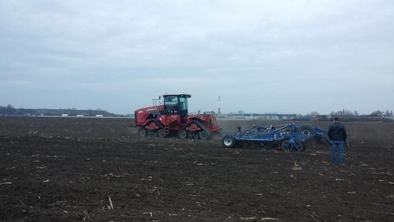 Pogledajte snimku traktora gusjeničara kanadskog proizvođača Versatile